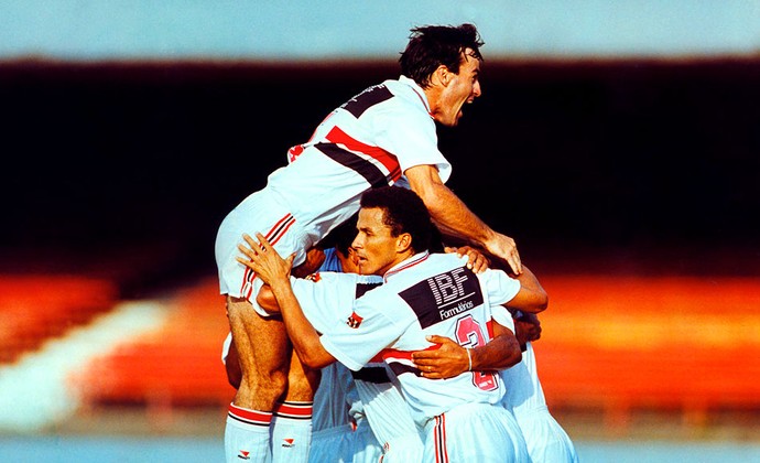 Pintado comemora gol do São Paulo sobre o Bragantino em 1993 (Foto: Arquivo / Ag. Estado)