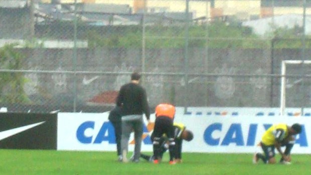 Renato Augusto dá susto no treino do Corinthians (Foto: Rodrigo Faber)