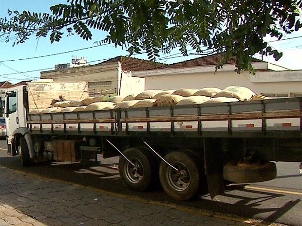 Caminhão possui rastreador via satélite que indicou trajeto aos policiais (Foto: Márcio Meireles/EPTV)