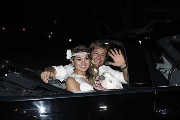 Theo Becker e Raphaela Lamim se casaram em Grumari, Zona Oeste do Rio (Foto: Marcos Serra Lima/EGO)