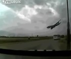 Vídeo mostra queda de avião no Afeganistão (Reprodução/LiveLeak/Sathion)