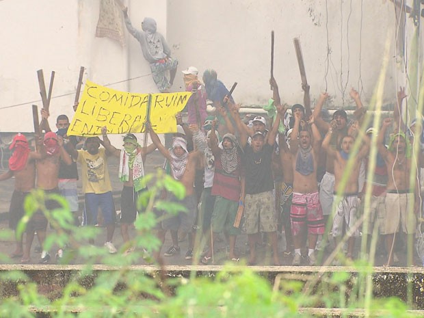 Reeducandos ocuparam o telhado de um dos pavilhões da penitenciária (Foto: Reprodução/TV Globo)