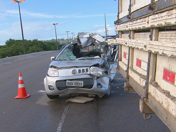 Carro de passeio bateu na traseira de caminhão, que estava parado em cima de viaduto. (Foto: Reprodução/ TV Globo)