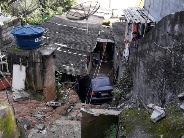 Carro cai em casa de São José dos Campos (Foto: Vera Lucia Souza/Vanguarda Repórter)