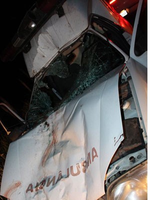 Ambulância teve a parte dianteira destruida após acidente com cavalo (Foto: Sessé Guimmas/MedeirosDiaDia)