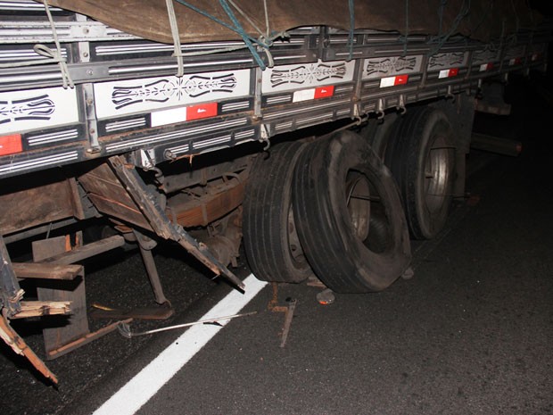 Motorista de caminhão saiu ileso na batida (Foto: Raimundo Mascarenhas / Calila Noticias)