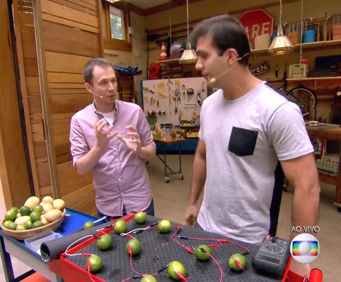 Tiago Leifert faz o teste para usar energia de limões como bateria (Foto: TV Globo)
