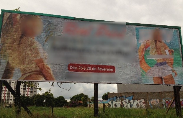 Padre faz campanha contra outdoors com anúncios eróticos: 'Agressivos' em GoIânia, Goiás (Foto: Sílvio Túlio/G1)