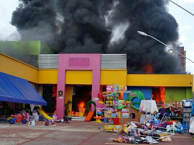 G1 Inc u00eandio destrói loja de brinquedos na Zona Centro Sul de Manaus notícias em Amazonas Aparador De Ferro Com Vidro ~ G1 Inc u00eandio destrói loja de brinquedos na Zona Centro Sul de Manaus notícias em Amazonas