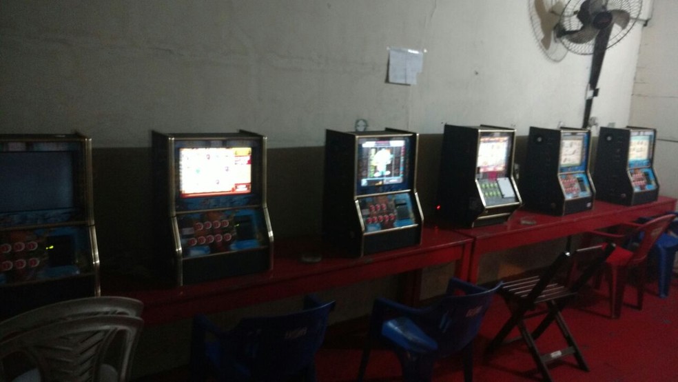 Máquinas caça-níqueis foram apreendidas em bar em Macaé (Foto: Polícia Militar/Divulgação)