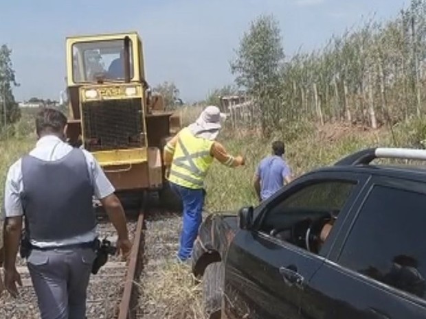 Motorista abandonou o veículo perto da linha férrea  (Foto: Reprodução / TV TEM)