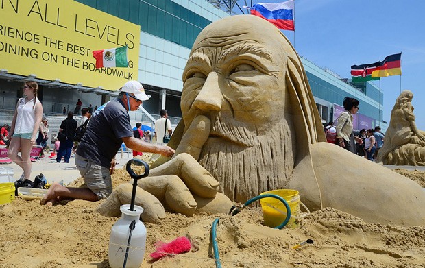 O escultor americano Matt Long, membro do programa de viagens ‘Sand Masters’, durante o Campeonato Mundial de Esculturas de Areia (Foto: The Press of Atlantic City, Ben Fogletto/AP)