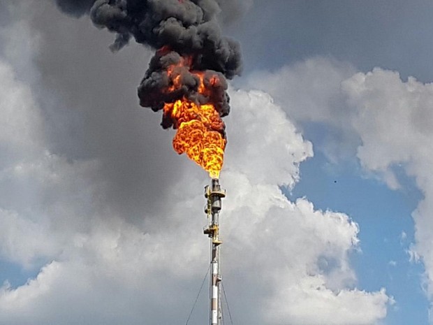 Resultado de imagem para fogo na Refinaria Henrique Lage (Revap)