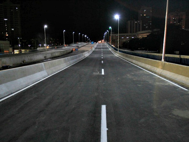 Vista noturna de viaduto que será inaugurado para a Copa (Foto: Edson Rodrigues/ Secopa-MT)