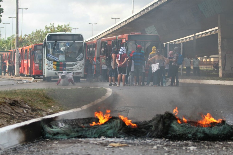 Pol&iacute;cia Militar j&aacute; est&aacute; no local e tenta negociar a libera&ccedil;&atilde;o da via (Foto: Marlon Costa/Pernambuco Press)