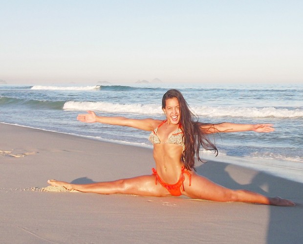 Tatiana Scarletti curte uma praia e exibe flexibilidade de bailarina  (Foto: Arquivo Pessoal)