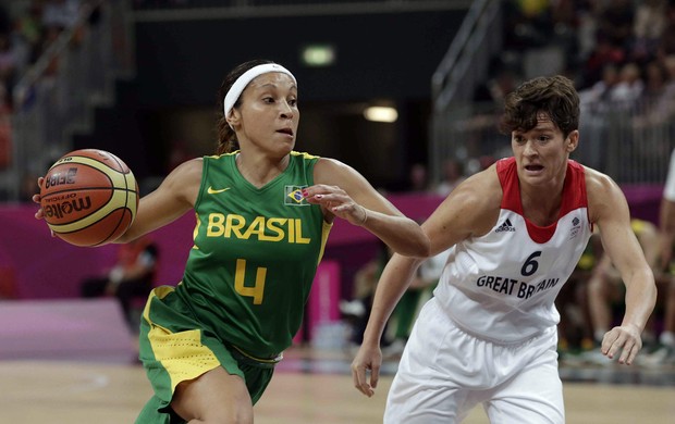 basquete Brasil Adriana Pinto x Stef Collins (Foto: EFE)