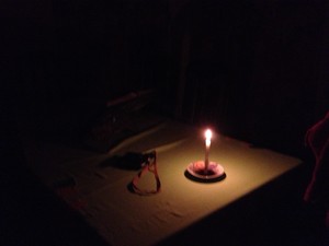 Moradores de Fazendinha ficam a luz de velas (Foto: Fabíola Gomes/G1 AP)
