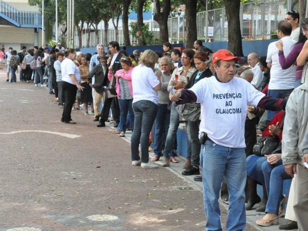 Pessoas formaram filas enormes para realizar exame (Foto: Tatiane Queiroz/G1 MS)