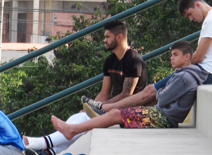 Com a perna engessada, Luan observa treinamento do Palmeiras