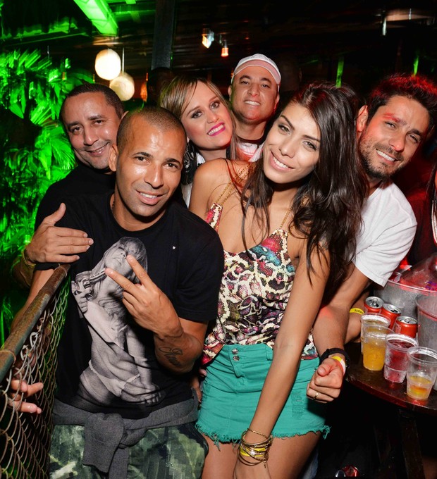 Emerson Sheik com amigos e os ex BBBs Fran e Diego (Foto: Ari Kaye/Divulgação)