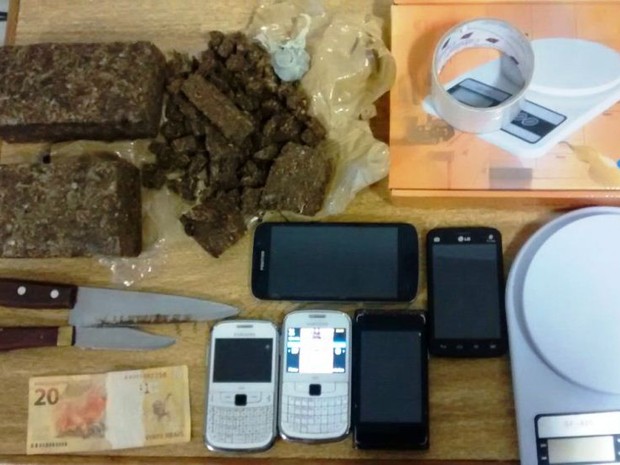 Materias apreendidos foram encontrados em duas casas (Foto: Divulgação / Polícia Militar)