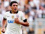 Paulinho brilha, Timão vence Santos, e fica a um empate do título