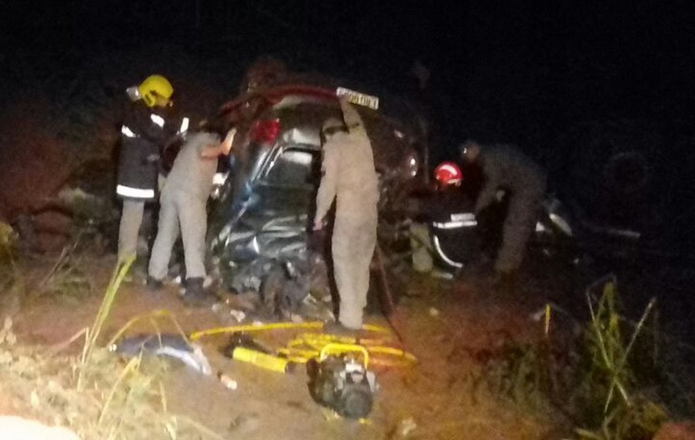 Acidente no Alto Paraná que envolveu os pais de Rafael Longuine, do Santos (Foto: PRF/Divulgação)