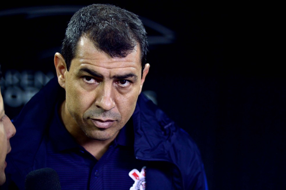 Carille dá entrevista no banco doTimão (Foto: Marcos Ribolli)