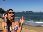 Thaissa Carvalho se diverte na praia e posta foto na web
