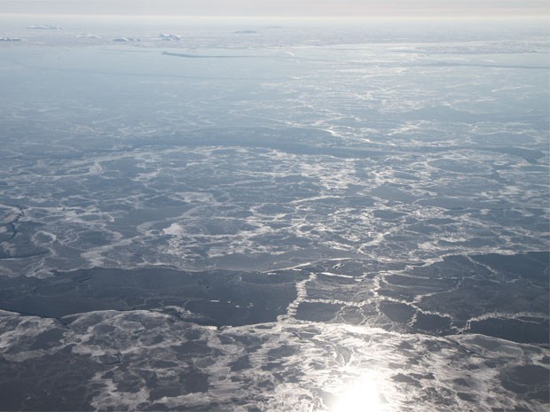 Sol nasce sobre gelo fino que cobre o Oceano Ártico, em região próxima ao Estreito da Dinamarca (Foto: Nasa/Divulgação)