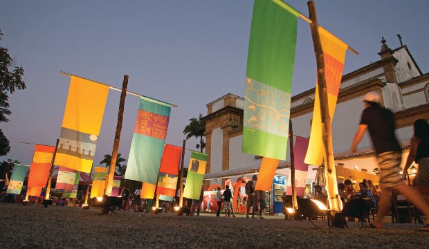 LIVROS VIVOS A Praça da Matriz lotada durante a Festa Literária Internacional de Paraty (Flip) em 2012.  A cultura salvou a cidade fluminense  da degradação    (Foto: Márcia Foletto/Ag. O Globo)