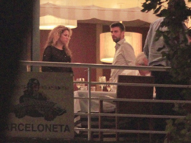 Shakira e o marido, Gerard Piqué, em restaurante em Barcelona, na Espanha (Foto: Grosby Group/ Agência)