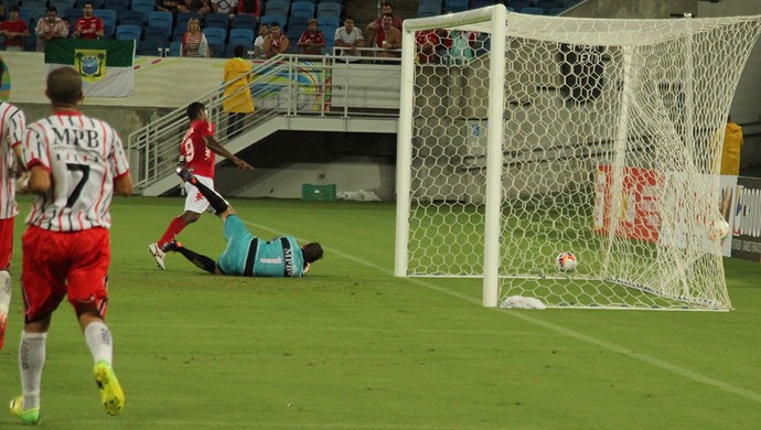 Max marca segundo gol do América-RN sobre o Força e Luz (Foto: Fabiano de Oliveira)