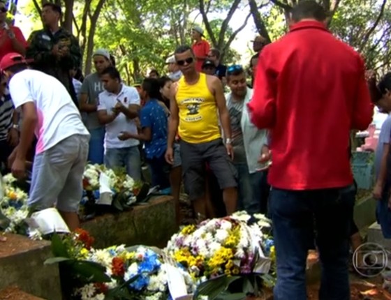 Enterro quatro jovens mortos em chacina de Carapicuíba (Foto: Reprodução TV Globo) Enterro quatro jovens mortos em chacina de Carapicuíba (Foto: Reprodução TV Globo)