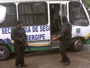 Traficantes foraM transeferidos em ônibus da SSP (Foto: Reprodução/TV Sergipe)
