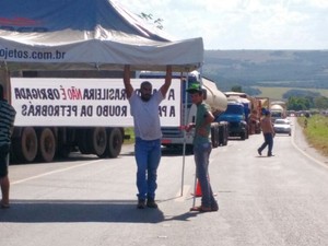BR-364 Ã© bloqueada por caminhoneiros em JataÃ­, GoiÃ¡s (Foto: DivulgaÃ§Ã£o/PRF)