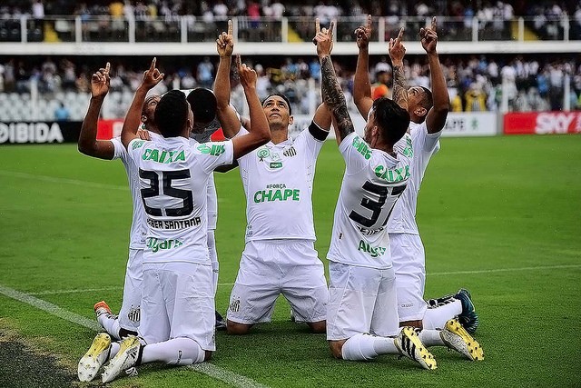 Jogo é marcado por homenagens a Chapecoense (Foto: Ivan Storti/Santos FC)