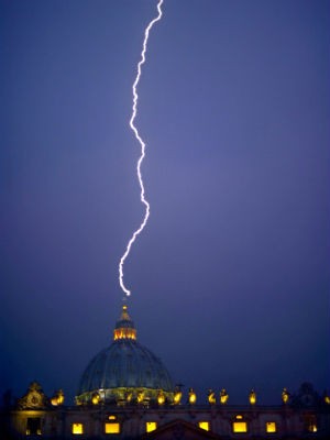 Fotógrafo registra o momento exato em que um raio atingiu a cúpula da Basílica de São Pedro, no Vaticano, horas depois de o Papa Bento XVI ter anunciado que irá renunciar ao pontificado.. (Foto: Filippo Monteforte/AFP) Fotógrafo registra o momento exato em que um raio atingiu a cúpula da Basílica de São Pedro, no Vaticano, horas depois de o Papa Bento XVI ter anunciado que irá renunciar ao pontificado.. (Foto: Filippo Monteforte/AFP)