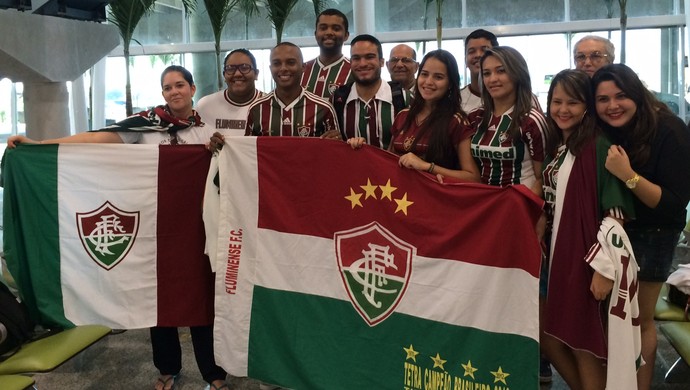 Torcida do Fluminense no Aeroporto de São Gonçalo do Amarante, na Grande Natal (Foto: Klênyo Galvão)