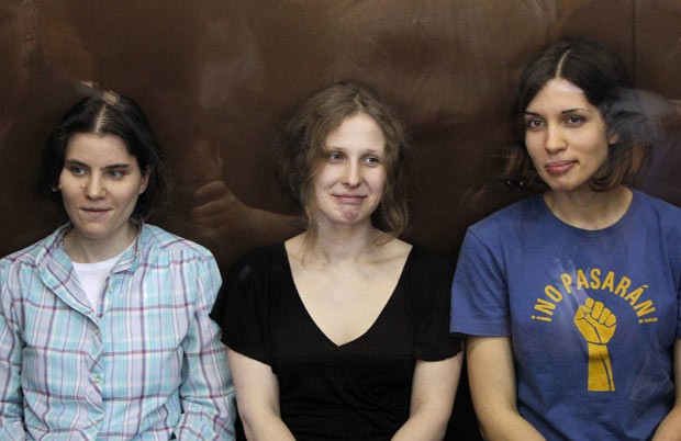As integrantes da Pussy Riot Nadezhda Tolokonnikova, Maria Alyokhina e Yekaterina Samutsevich durante audiência nesta sexta-feira (17) em Moscou (Foto: Reuters)