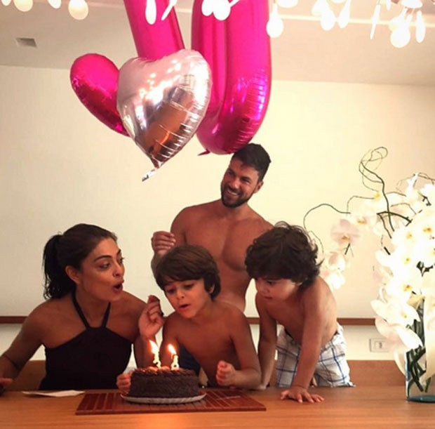 Juliana Paes com marido e filhos (Foto: Reprodução/Instagram)