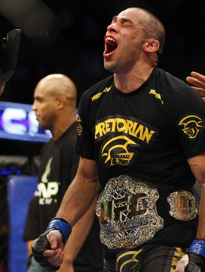 Renan Barão com cinturão dos pesos-galos do UFC (Foto: AP)