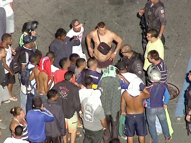 Segundo testemunhas, grupo estava com pedaoes de paus e pedras (Foto: Reproduo/ TV Globo)
