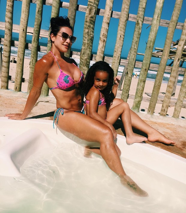 Scheila Carvalho com a filha (Foto: Reprodução/ Instagram)