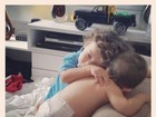 Priscila Pires baba ao ver carinho dos filhos: 'É muito amor'