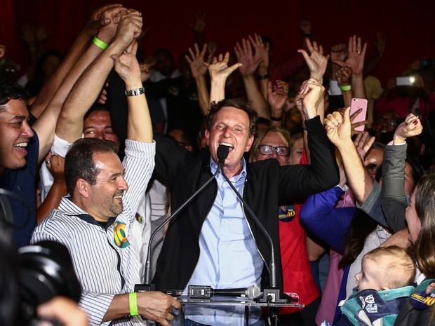Marcelo Crivella (PRB), prefeito eleito do Rio de Janeiro com 59,36% dos votos válidos, comemora após a vitória sobre Marcelo Freixo (PSOL) (Foto: Wilton Junior/Estadão Conteúdo)