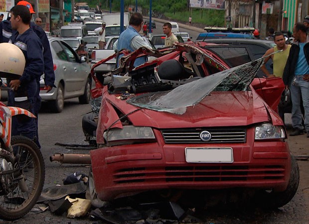 Dois homens morrem em acidente de carro durante perseguição, diz polícia (Foto: Imagens/ TV Bahia)