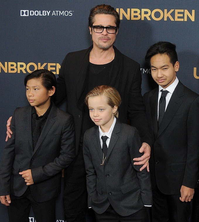 Brad Pitt com alguns dos seus filhos (Foto: Divulgação)