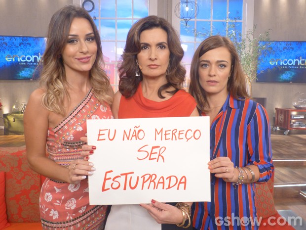 Letícia, ex-BBB, atriz Karine e Fátima Bernardes levantam cartaz contra o estupro (Foto: Encontro com Fátima Bernardes/TV Globo)
